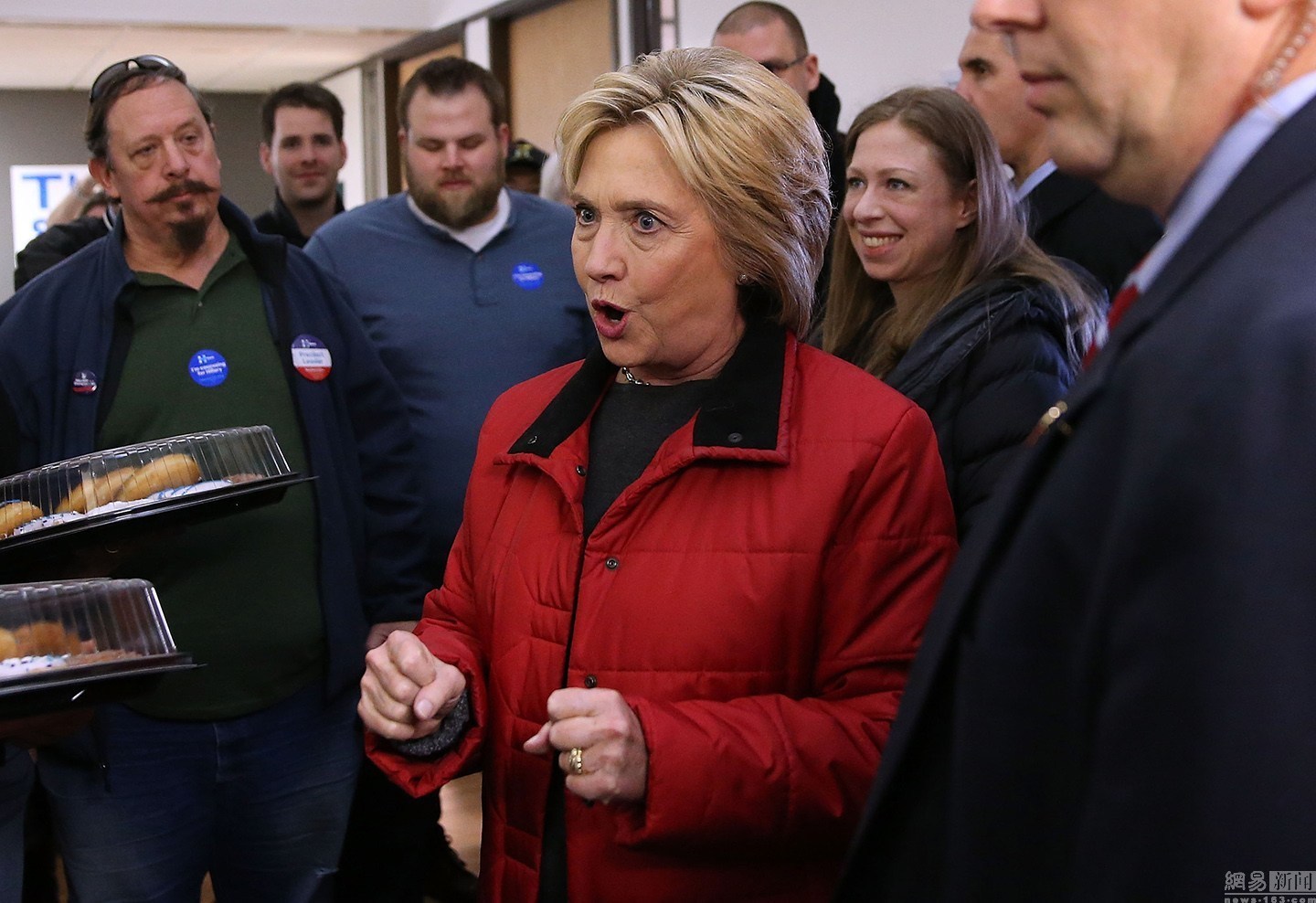 美国大选初选开始希拉里夫妇分头拉票
