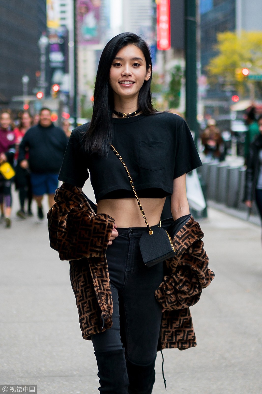 维密模特试装街拍 奚梦瑶秀长腿蛮腰但还是输给了她