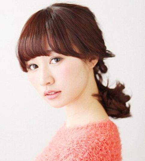 大脸女生如何扎发显脸小:卷发马尾时尚修颜(图