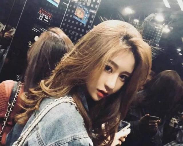 大家还记得停车场跳酷奇酷奇舞的那个女孩 温