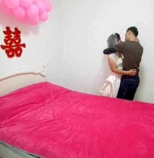 婚礼上新娘跟前男友“滚床单” 下一幕让大家看呆了