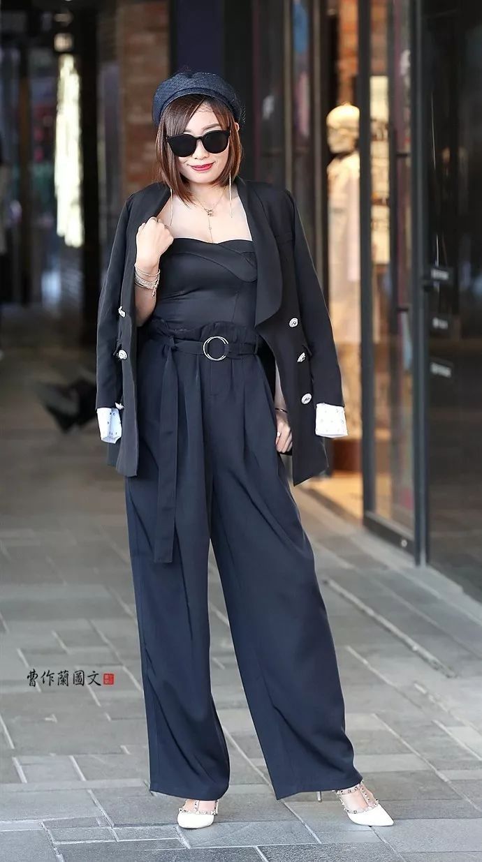 街拍:光脚穿尖头细高跟的美女,没有季节