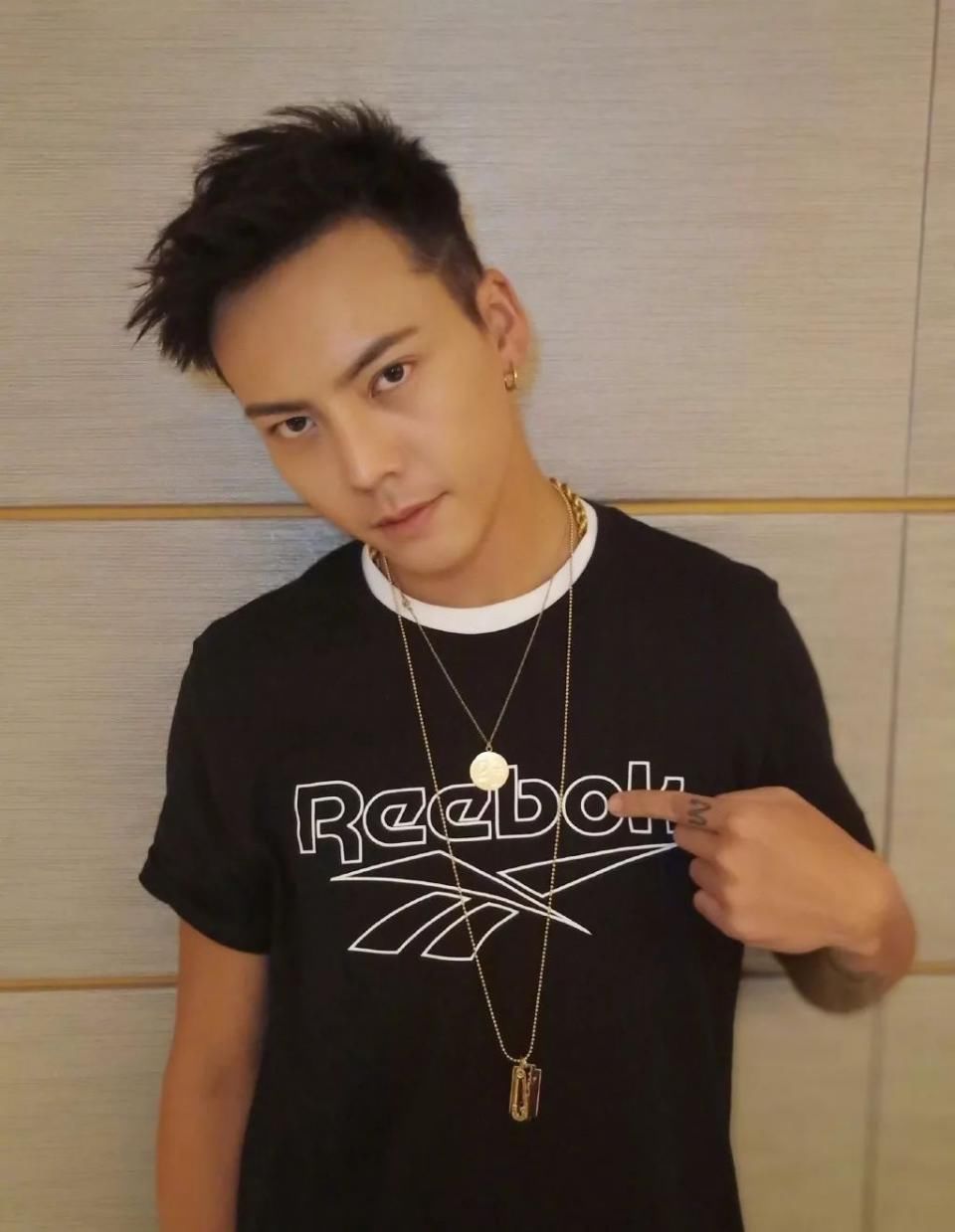 杨超越初中没毕业,陈伟霆没高考过一样成功