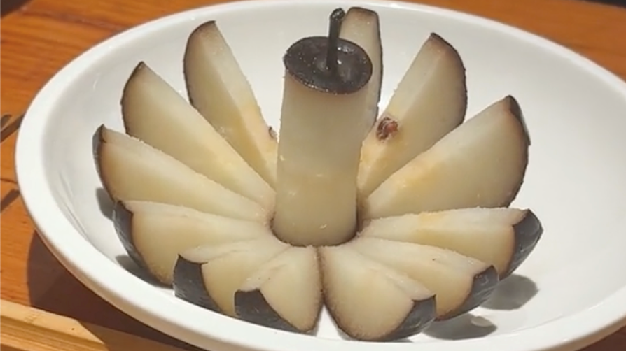 冻梨削皮切片，为啥扎了东北老铁的心？_北京时间