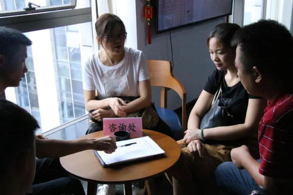 教授妈妈招生会现身说法,感恩文郡洋沙湖中学给孩子带来的改变 教授妈妈招生会现身说法,感恩文郡洋沙湖中学给孩子带来的改变