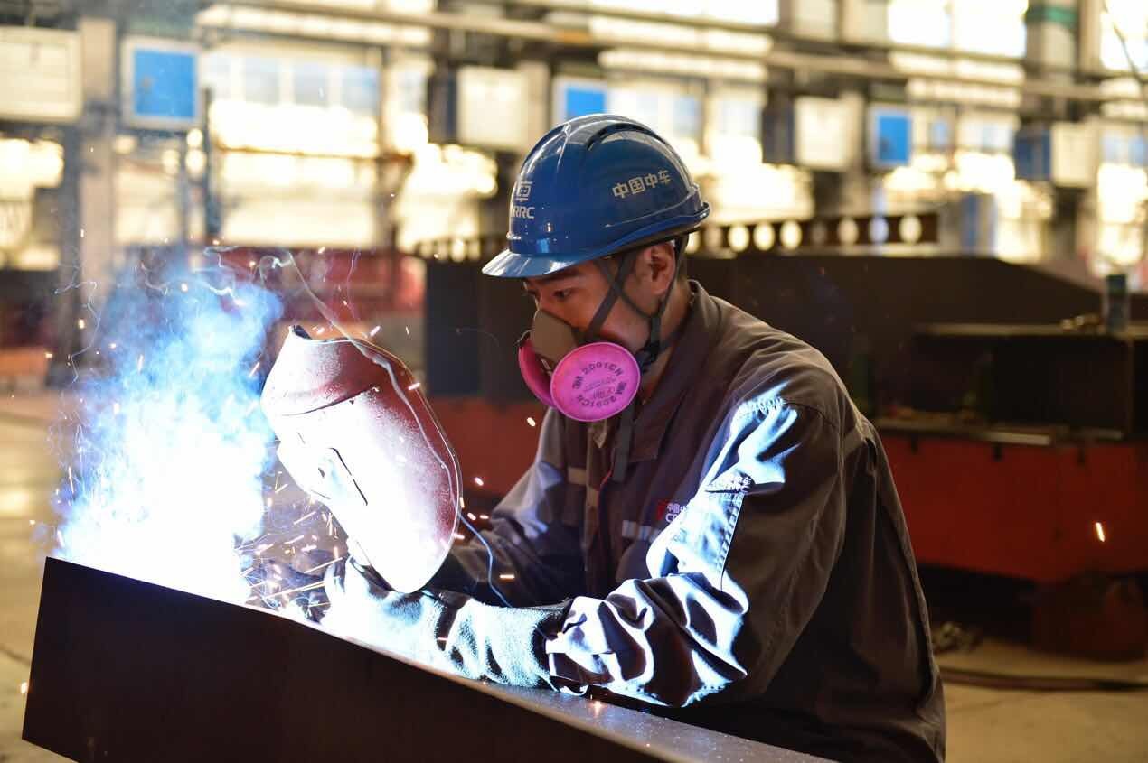 离远点看!北京最强焊工正在比赛 火花滋啦啦响 离远点看!北京最强焊工正在比赛 火花滋啦啦响