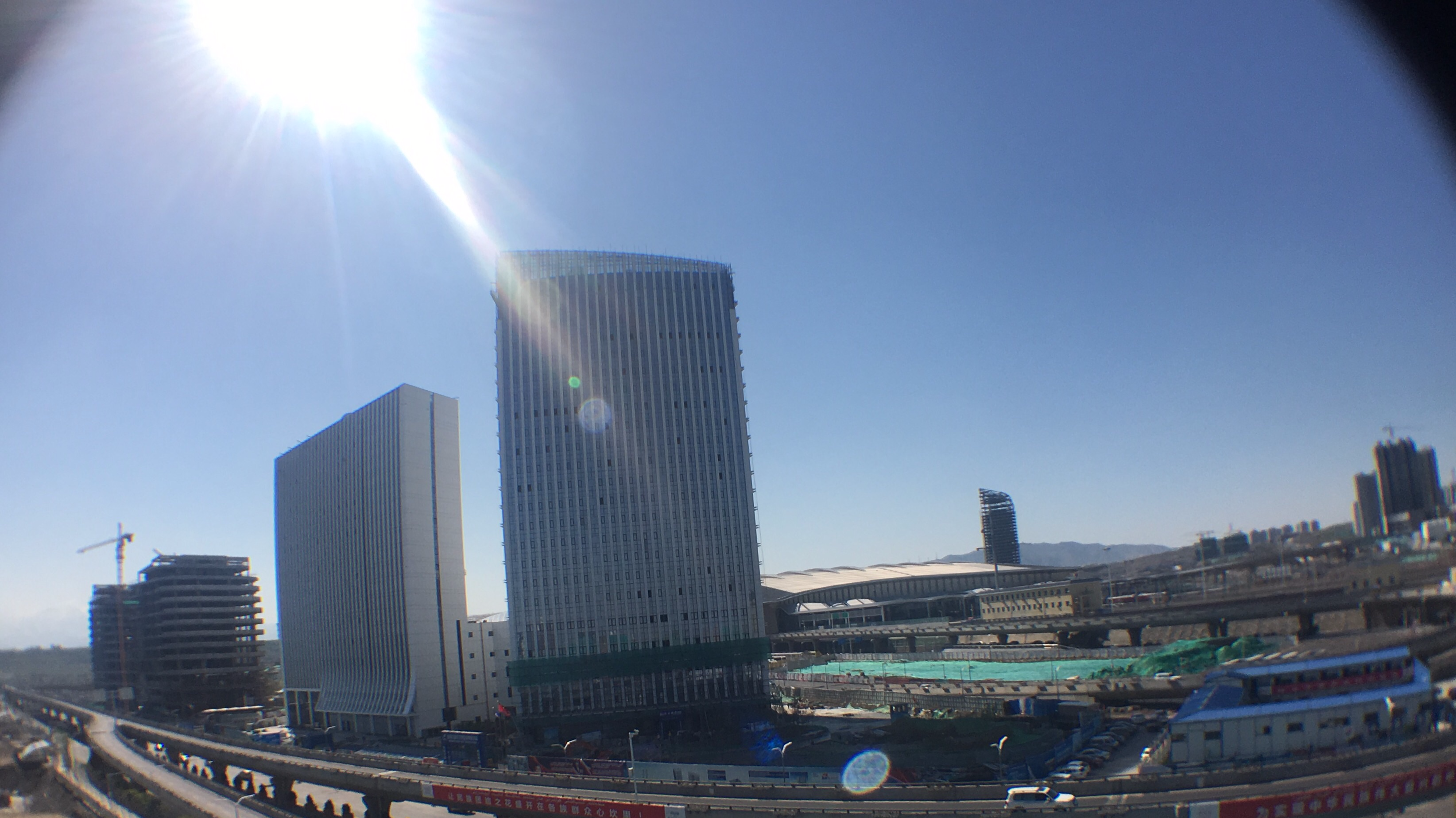 上帝视角俯瞰中欧班列驶过乌鲁木齐新站 上帝视角俯瞰中欧班列驶过乌鲁木齐新站