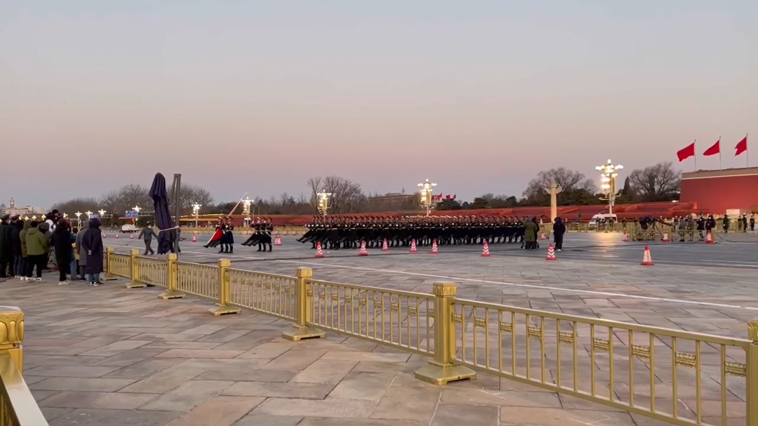你好，2023！新年第一场天安门广场升旗仪式，现场视频——_北京时间