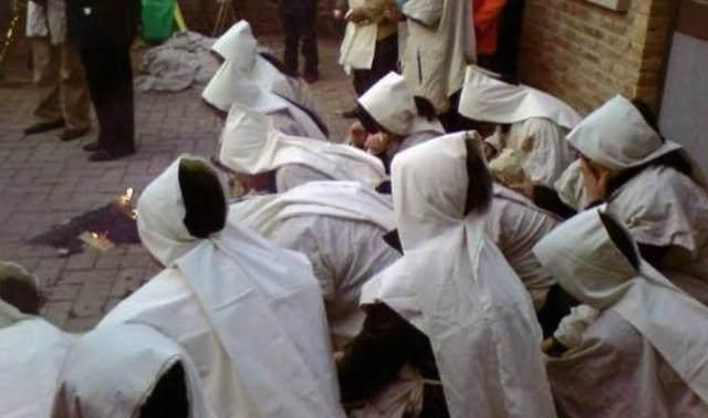 儿嫌母亲整天捡垃圾,扬言断绝关系,母亲死后才回家,一进门傻了