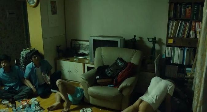 四十三个人，生生地将出租小屋变成了人间炼狱。