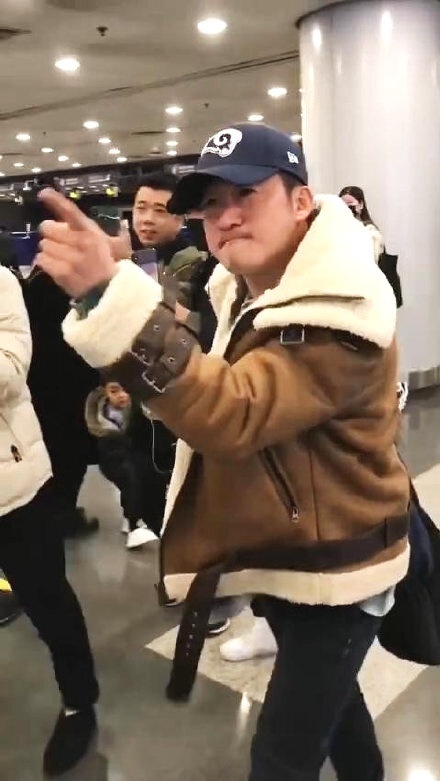 吴京机场怒斥跟拍者:你们这样真不好 撞到小孩怎么办?(图8) 吴京机场怒斥跟拍者:你们这样真不好 撞到小孩怎么办?(图8)
