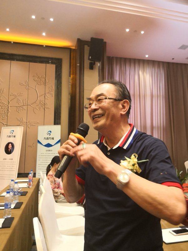 超导之父渠玉芝亮相杭州超导微量子熵旋舱隆重