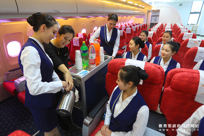 张家口市职教中心航空服务专业师生正在进行飞机客舱模拟实训.