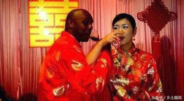 很多大学生愿意嫁给黑人做妻子,她们的目的和