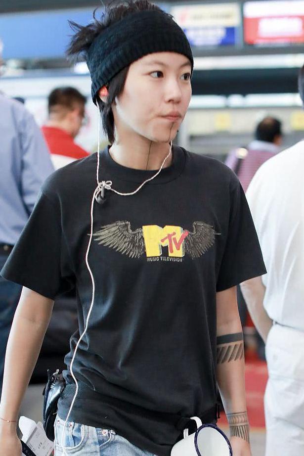 窦靖童疑似洗掉下巴上的纹身!面庞更清秀,越长