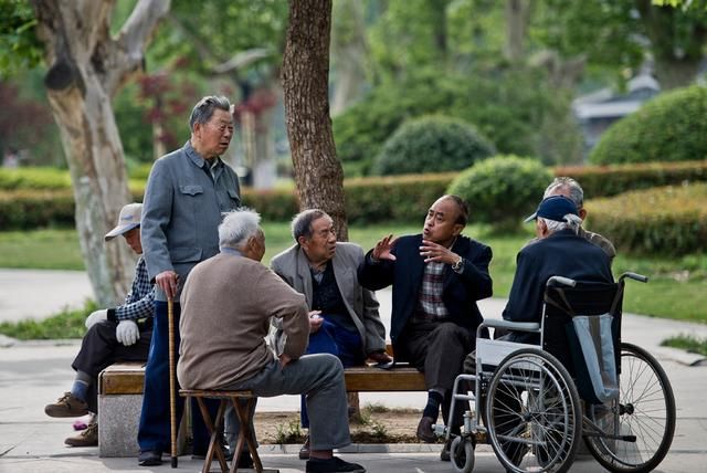 村常听老人说的俗语无钱莫入众,言轻莫劝人,