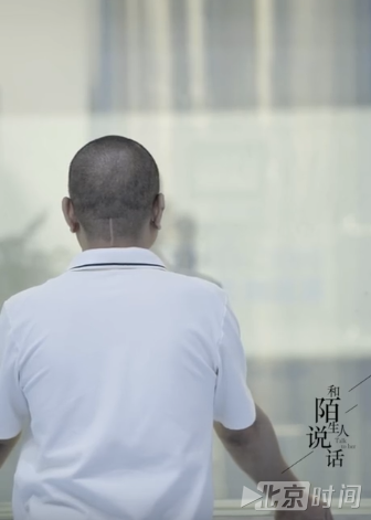 他送亡妻进零下196度罐内求复活 对着铁罐边唱歌边流泪