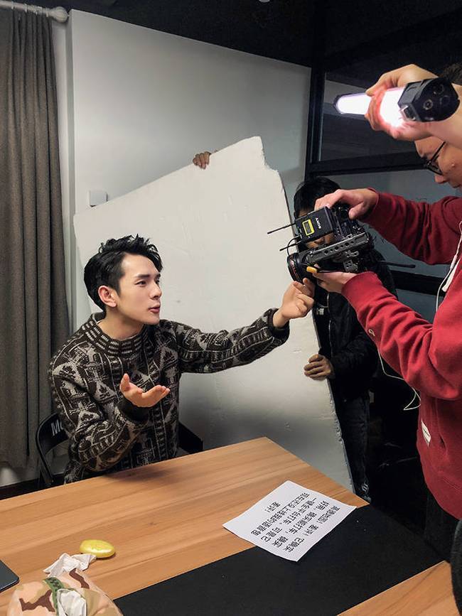 李佳琦录制视频曝光 事业粉这波操作厉害了(图2) 李佳琦录制视频曝光 事业粉这波操作厉害了(图2)