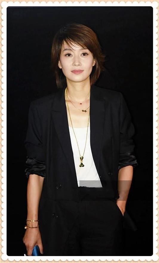 164马伊璃穿西装阔腿裤却配平底小白鞋?网友