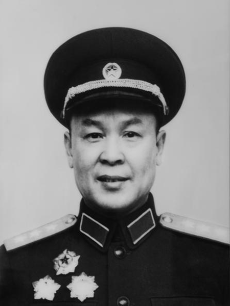 韦国清(1913--1989)广西东兰县人
是中国共产党杰出的政治工作领导者，著名军事家。1929年加入中国共产主义青年团，同年12月参加著名的百色起义，1934年参加了二万五千里长征;抗日战争时期，为建立皖东北和巩固发展津浦路东地区抗日根据地发挥了重要作用;淮海战役中参加了围歼杜聿明集团的作战;建国后曾任中国人民解放军总政治部主任，中共中央军委常委，主持全军的政治工作。1955年被授予上将军衔。曾荣获二级八一勋章、一级独立自由勋章、一级解放勋章。1988年7月被授予一级红星功勋荣誉章。来源：《中国共产党新闻网》