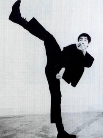 他,八卦宗师董海川的女婿,大清四品带刀侍卫,其腿法神出鬼没