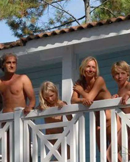 在这个小镇上的所有地方，包括饭店和商场，无论白天还是黑夜，裸体都是合法的，非常普遍。