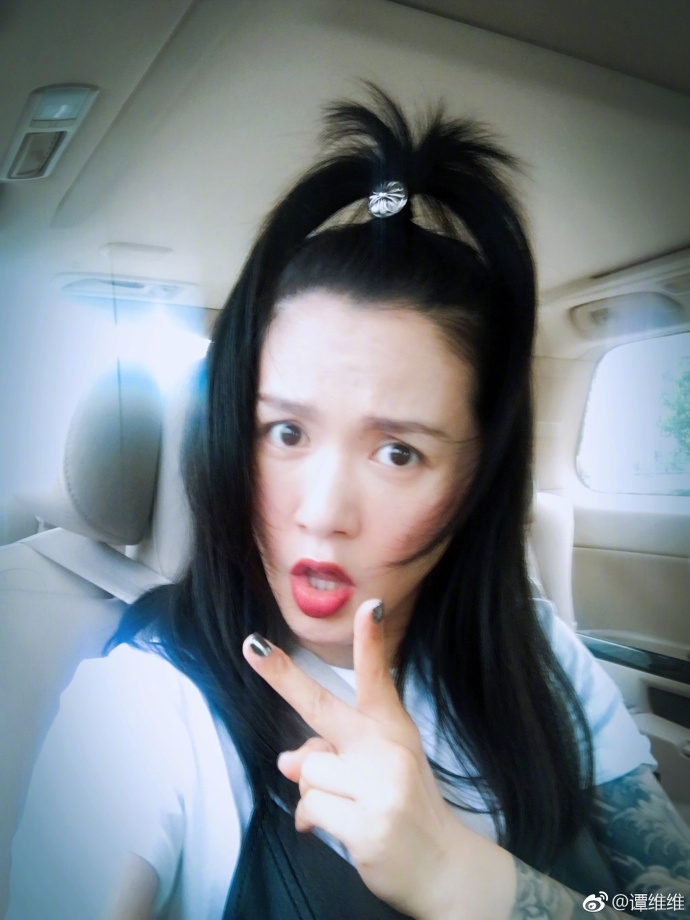 谭维维做搞怪表情超精分!