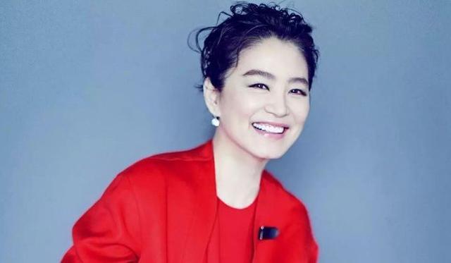 64岁林青霞近照曝光,女神终成老太,嫁给粉