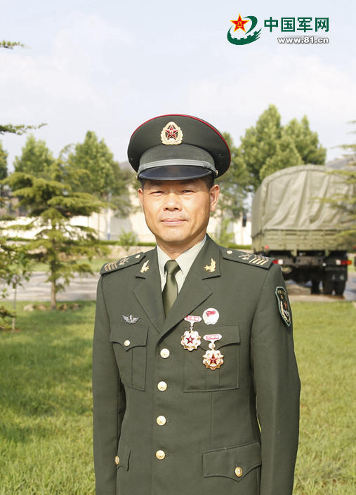 毛云强，河南南阳人，1971年8月出生，1991年12月入伍，1993年10月入党，一级军士长，原第26集团军某特战旅无人机大队机务保障技师。先后参加“利剑-98”“联合-99”“确山-206A”“莱州-206B”“前卫-211演习”“联合-2013D”“联合-2014G”“确山-2015”等各种演习，2次荣立三等功。