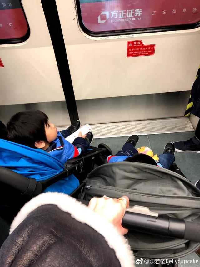 林志颖带俩儿子坐飞机,陈若仪偏心老二,老三可