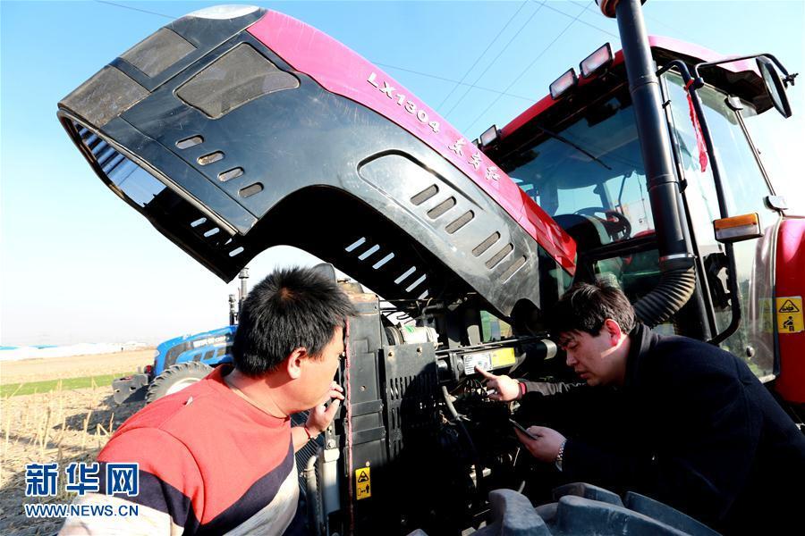 新华社照片,文安(河北),2017年3月14日 河北文安:农业培训备春耕 3月14日,农业技术人员指导农机手进行开耕前的农机检修。春回大地,河北省文安县深入开展农技培训备战春耕,农业局技术人员走进田间地头,精心为农机手和种植户组织多场交流会,为实现全年粮食丰收开好头、起好步。新华社记者潘旭 摄
