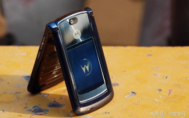 MOTO超薄RAZR4概念机现身,折叠柔性屏加持