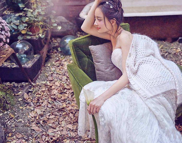 日前，“槿汐姑姑”孙茜曝光了一组唯美写真。照片中，孙茜一袭白色抹胸裙，仙气十足。