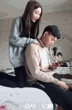 搞笑gif图:美女,你头发遮住了我最想看的地方!