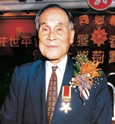 身家不输李嘉诚,却将2000亿捐给国家,自己没房