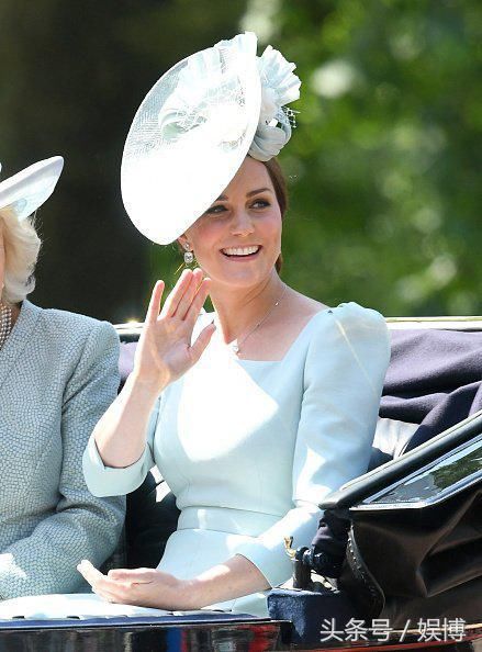 凯特王妃和卡米拉同坐马车出席阅兵仪式,却全