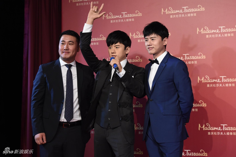 张杰和自己首尊蜡像甜蜜亲吻 蜡像爱的手势十分酷炫