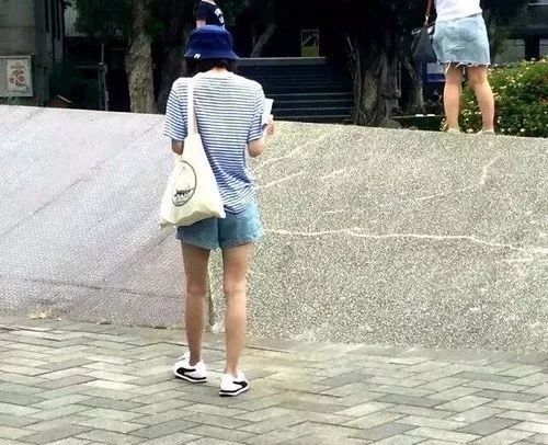 Sunnee穿黑粉恶搞T恤?林更新王丽坤确认恋情