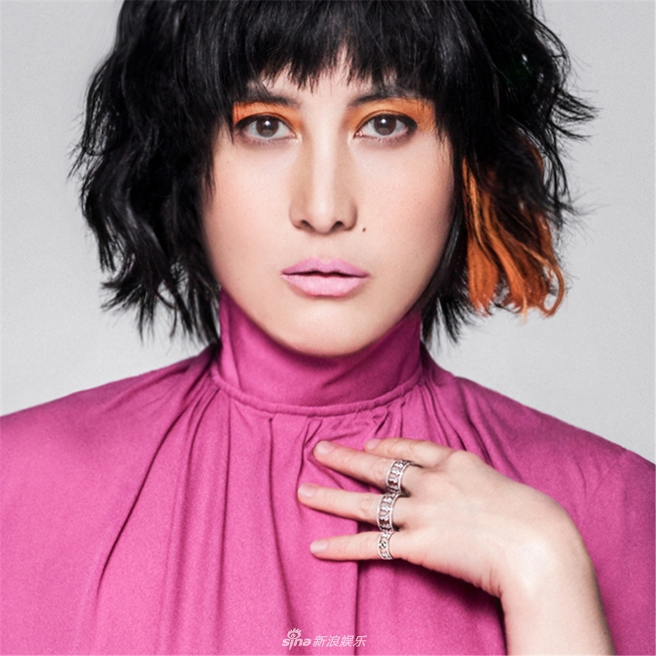 赌王千金何超仪放飞自我 造型出位获猛男抱腿