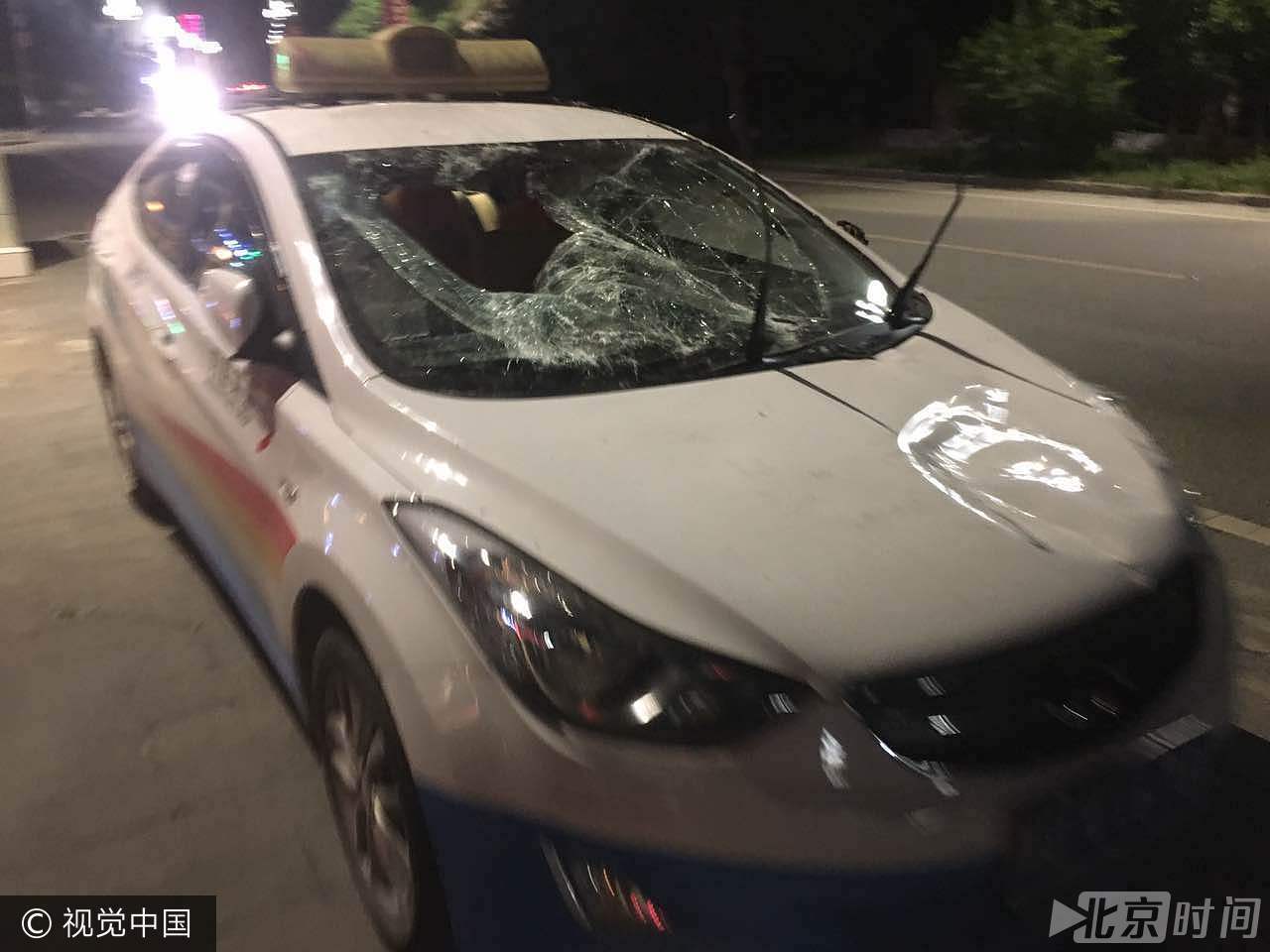 车辆被落石砸出大洞。