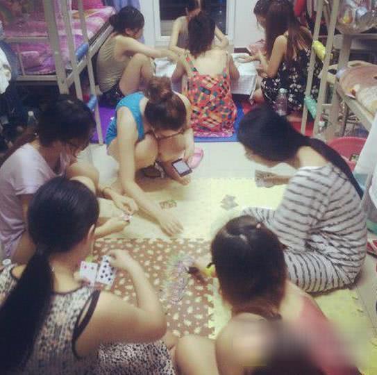 GIF搞笑趣图:据说扎马步能瘦腿,我的两个闺蜜