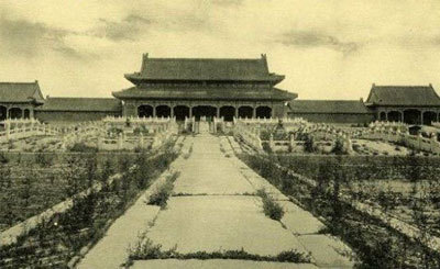 一组紫禁城老照片:溥仪戴着墨镜爬上房顶,太和