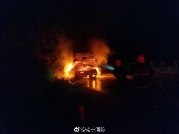 南宁外环高速一辆载34人客车起火 1死12伤 南宁外环高速一辆载34人客车起火 1死12伤