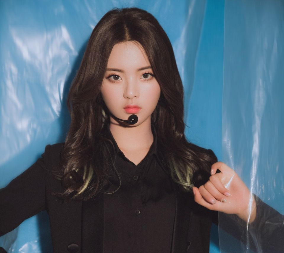 火箭少女101黑客帝国造型发布,透明塑料布背景成槽点