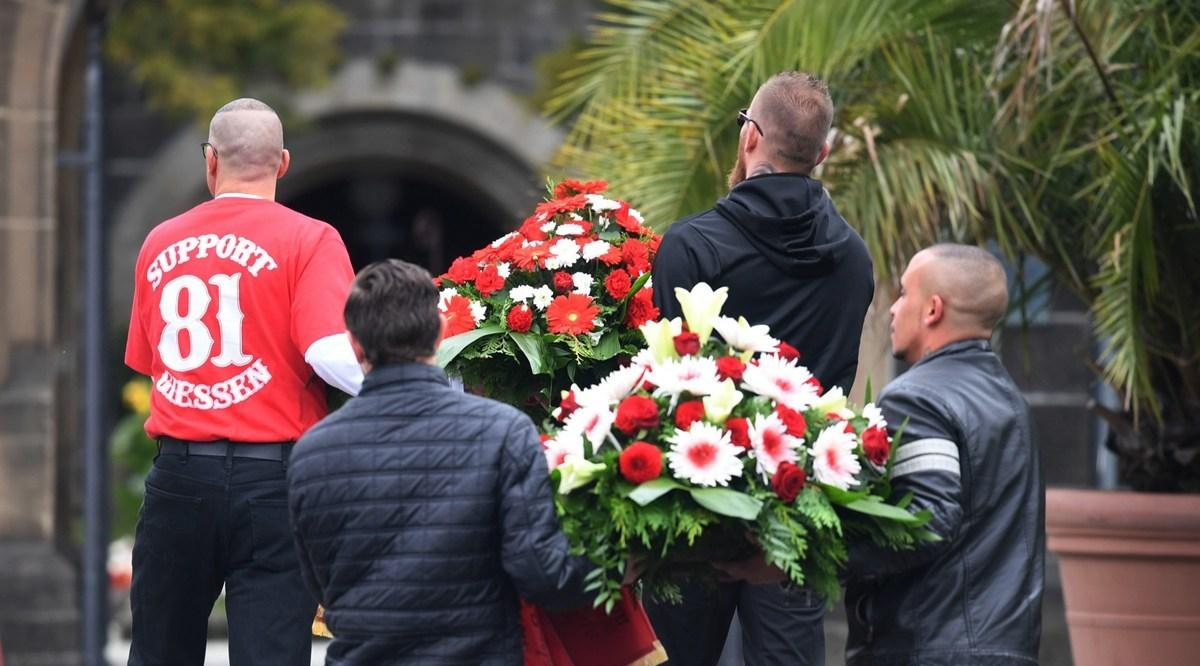 除了拉拢同政界的关系，他们还高调向慈善组织捐款，聘请公关公司和知名律师为其服务。帮派成员多数是四五十岁的中年男子，往往受过良好教育，有固定职业。这些因素都导致警方调查难以深入进行。图为葬礼现场帮会成员为头目献花。