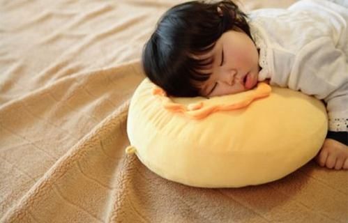 孩子晚上睡觉总是翻来翻去趴着睡,缺钙?有虫?