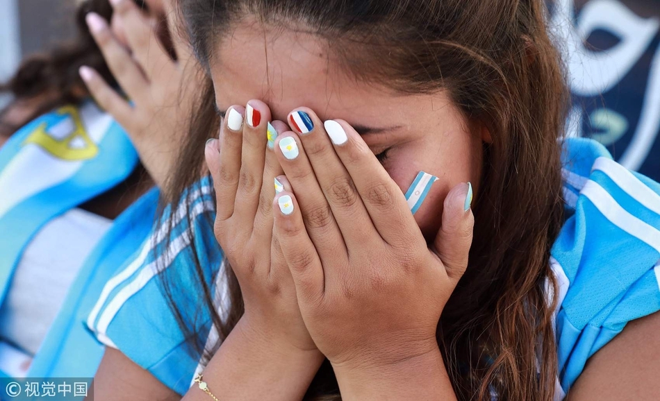 阿根廷别为我哭泣!阿球迷泪别世界杯 阿根廷别为我哭泣!阿球迷泪别世界杯