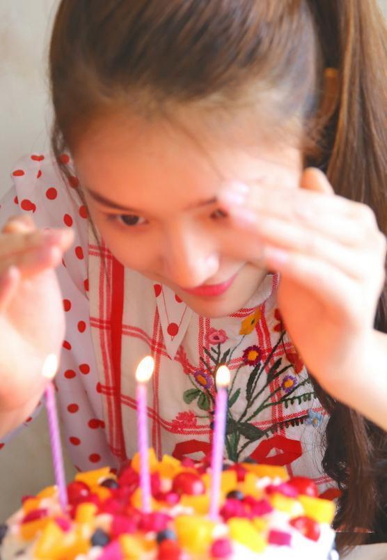 林允少女写真首曝光 吃蛋糕俏皮可爱清新甜美