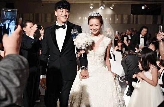 何润东老婆结婚照片 t017cae9d9b7a2b2255.jpg?size=555x361