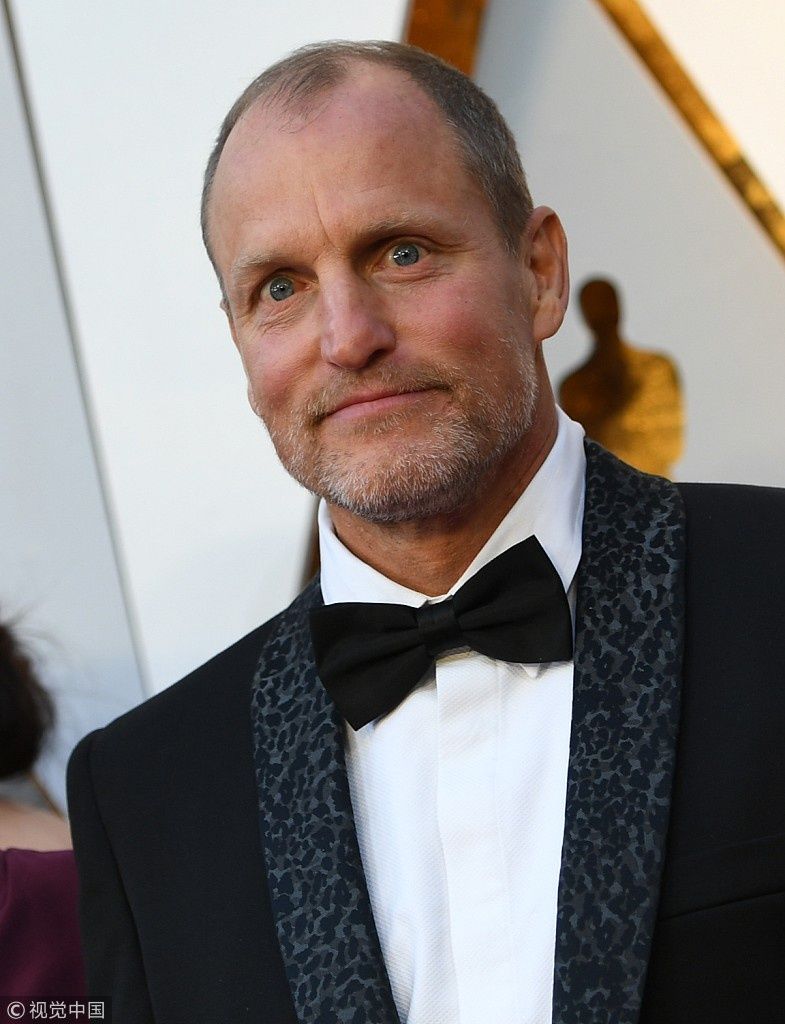 《三块广告牌》男配伍迪哈里森亮相奥斯卡红毯